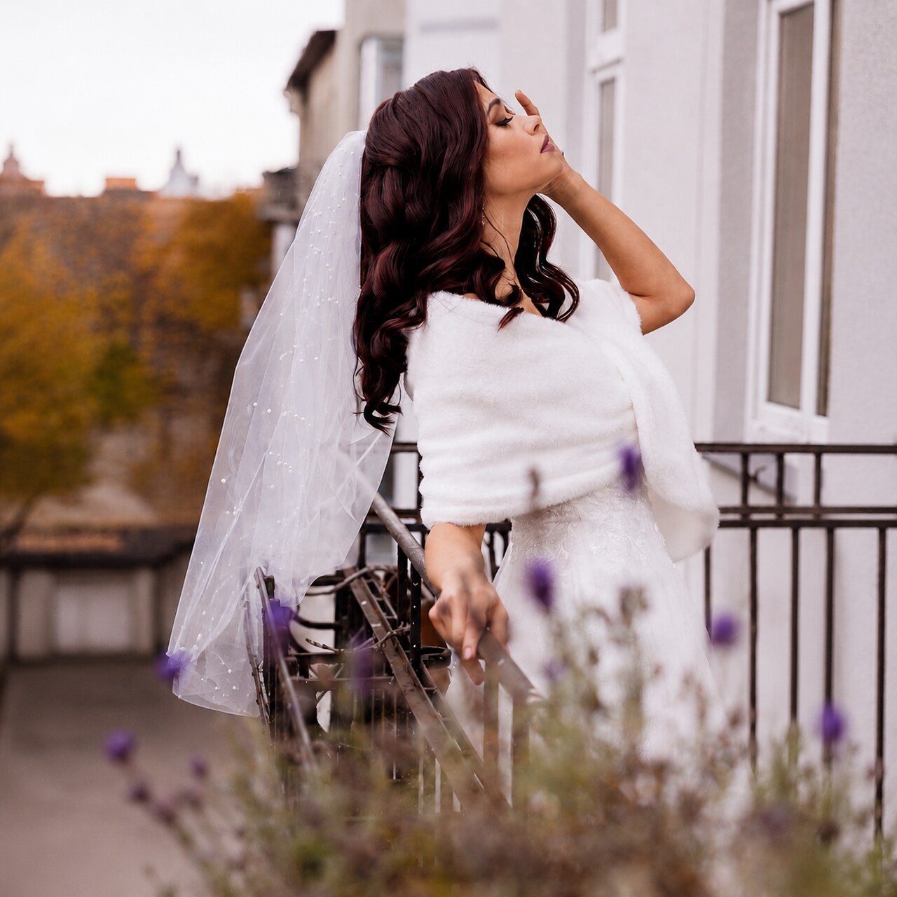 Floor-length pearl bridal veil for the bride
